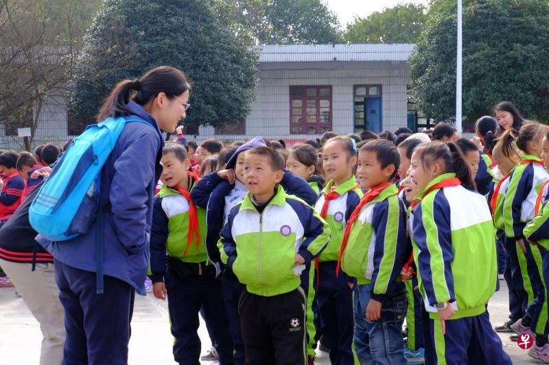 华侨中学生与下司小学生开心交流。(陈琡雯摄) 华侨中学生与下司小学生开心交流。(陈琡雯摄)