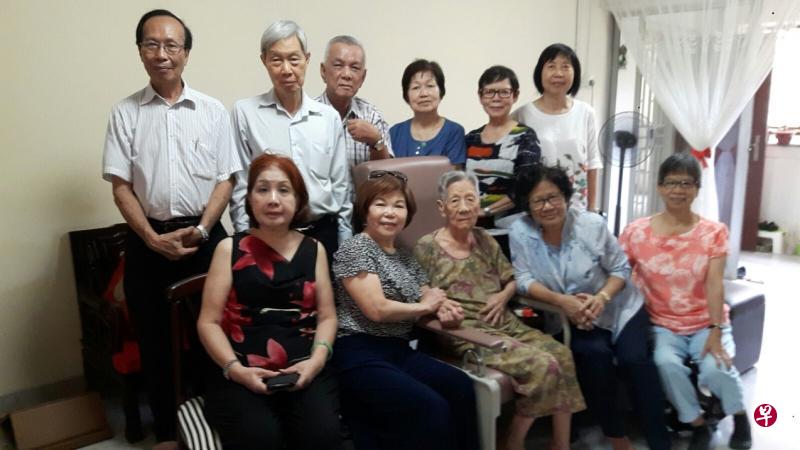 乐龄校友探访高龄的饶慰因老师(前排右三)。(区如柏摄) 乐龄校友探访高龄的饶慰因老师(前排右三)。(区如柏摄)