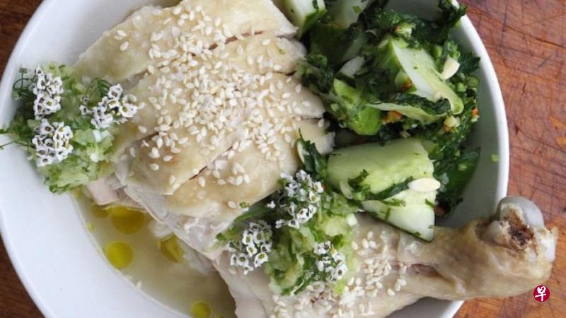 加拿大名厨麦特森加入大量“可食用花”的“改良版海南鸡饭”，遭许多亚洲网民吐槽。（取自Matty Matheson Instagram）