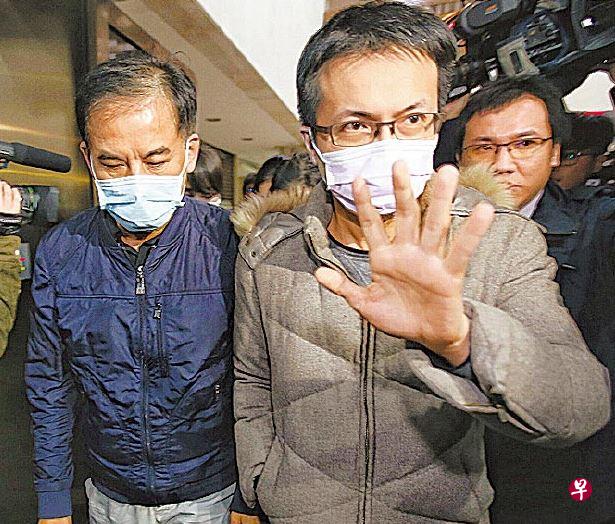 操刀医生刘佳政(右)与麻醉师叶春兴离开地检署。(互联网照片) 操刀医生刘佳政(右)与麻醉师叶春兴离开地检署。(互联网照片)