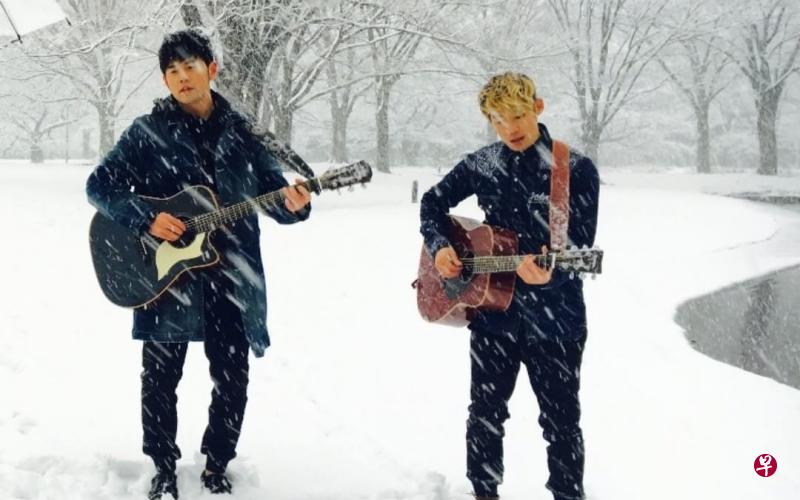 周杰伦(左)和杨瑞代各自抱着吉他,在雪地中拍摄《等你下课》MV。(互联网) 周杰伦(左)和杨瑞代各自抱着吉他,在雪地中拍摄《等你下课》MV。(互联网)