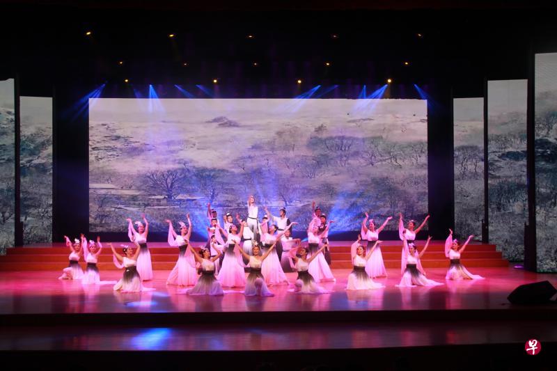 安徽滁州演艺集团的歌舞表演。(中国文化中心提供图片) 安徽滁州演艺集团的歌舞表演。(中国文化中心提供图片)