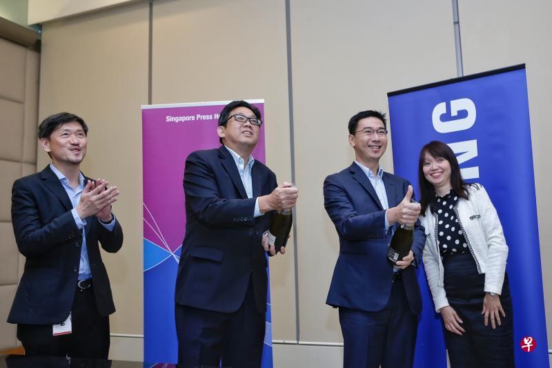 报业控股执行总裁伍逸松(左二)和三星电子新加坡总裁李维祥(右二)签署合作谅解备忘录后,开香槟庆祝。报业控股副执行长陈康威(左一)和三星公关及企业营销主管刘靖玮见证签约过程。(海峡时报) 报业控股执行总裁伍逸松(左二)和三星电子新加坡总裁李维祥(右二)签署合作谅解备忘录后,开香槟庆祝。报业控股副执行长陈康威(左一)和三星公关及企业营销主管刘靖玮见证签约过程。(海峡时报)