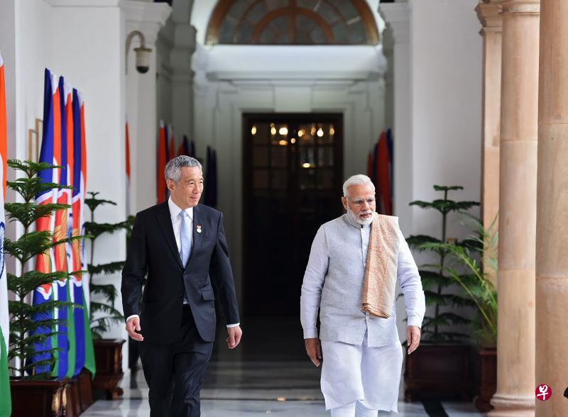 李显龙总理(左)昨天到海得拉巴宫与印度总理莫迪会晤。两国总理就经济和商业联系、金融科技、旅游和智慧城市等多个课题展开讨论。(法新社) 李显龙总理(左)昨天到海得拉巴宫与印度总理莫迪会晤。两国总理就经济和商业联系、金融科技、旅游和智慧城市等多个课题展开讨论。(法新社)