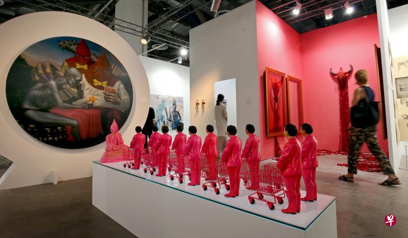 本年度“艺术登陆新加坡”VIP预展现场,艺博会今年以泰国艺术为焦点,粉红色装置是泰国艺术家Manit Sriwanichpoom的《粉红男人vs粉红菩萨》。(严宣融攝) 本年度“艺术登陆新加坡”VIP预展现场,艺博会今年以泰国艺术为焦点,粉红色装置是泰国艺术家Manit Sriwanichpoom的《粉红男人vs粉红菩萨》。(严宣融攝)
