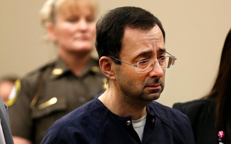 美国体操队前队医纳萨尔在聆讯上向受害者道歉。(法新社) 美国体操队前队医纳萨尔在聆讯上向受害者道歉。(法新社)