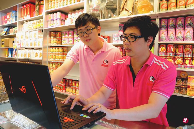 (左起)辜家耀、辜家泰兄弟会根据网店数据调整批发订单。(陈可扬摄) (左起)辜家耀、辜家泰兄弟会根据网店数据调整批发订单。(陈可扬摄)