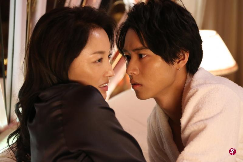 剧中的山崎贤人是个“渣男”,不相信爱情,把女人玩弄于股掌。 剧中的山崎贤人是个“渣男”,不相信爱情,把女人玩弄于股掌。