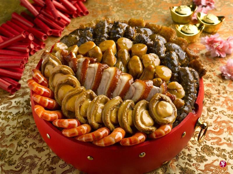 华厅“围村家乡盆菜”,食材有鲍鱼、海参、鱼鳔、鲜虾、干贝等。(餐馆提供) 华厅“围村家乡盆菜”,食材有鲍鱼、海参、鱼鳔、鲜虾、干贝等。(餐馆提供)