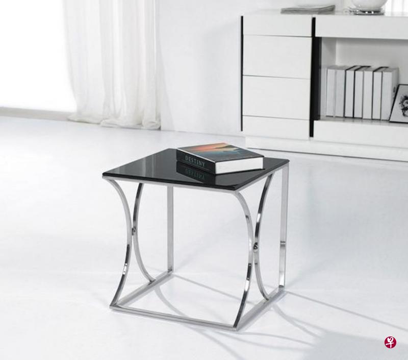 年轻屋主偏爱玻璃家具,得特别注意保养,防止爆裂。 年轻屋主偏爱玻璃家具,得特别注意保养,防止爆裂。