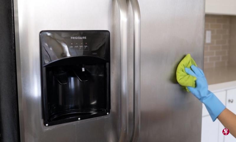 牙膏可用来擦拭冰箱外壳。 牙膏可用来擦拭冰箱外壳。