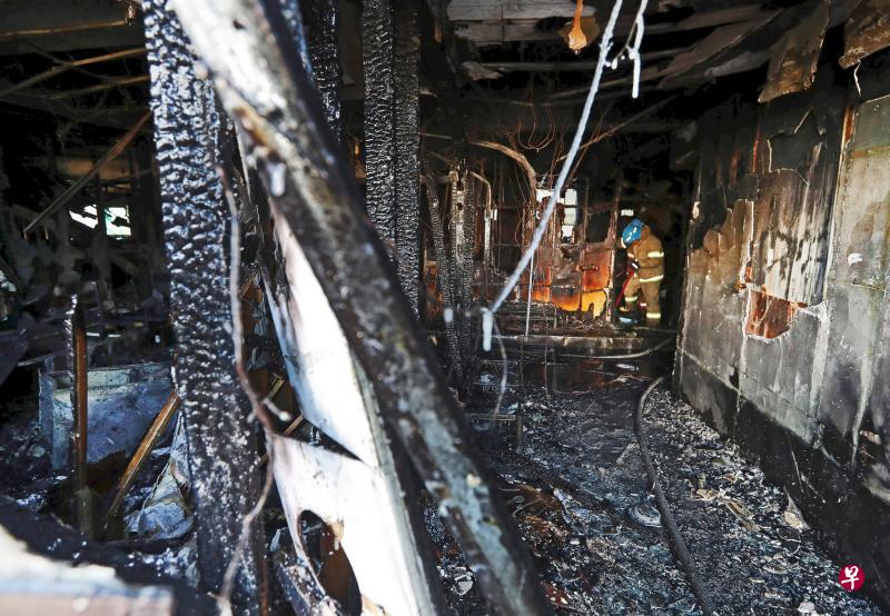 世宗医院昨天早上约7时32分失火,消防员接报后三分钟到场,花三小时将火势扑灭。(法新社) 世宗医院昨天早上约7时32分失火,消防员接报后三分钟到场,花三小时将火势扑灭。(法新社)