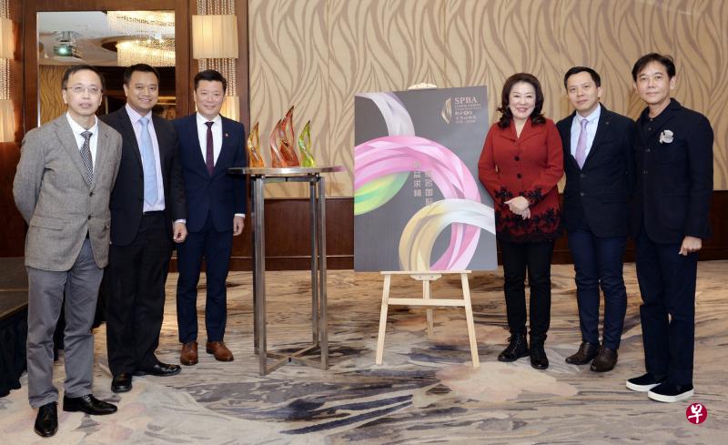 由《联合早报》和中小企业商会共同主办的“至尊品牌奖”正式在中国启动,奖项将发掘优秀的中国品牌,协助它们走向海外,特别是东南亚市场。左起为《联合早报》副总编辑、至尊品牌奖筹委会联合主席王彼得、中小企业商会会长王崇健、《联合早报》总编辑吴新迪、至尊品牌奖筹委会联合主席范文瑂博士、顾问公司A.S路尔恳集团执行总裁林昌泉、面包物语集团主席郭明忠。(新加坡中小企业商会提供) 由《联合早报》和中小企业商会共同主办的“至尊品牌奖”正式在中国启动,奖项将发掘优秀的中国品牌,协助它们走向海外,特别是东南亚市场。左起为《联合早报》副总编辑、至尊品牌奖筹委会联合主席王彼得、中小企业商会会长王崇健、《联合早报》总编辑吴新迪、至尊品牌奖筹委会联合主席范文瑂博士、顾问公司A.S路尔恳集团执行总裁林昌泉、面包物语集团主席郭明忠。(新加坡中小企业商会提供)