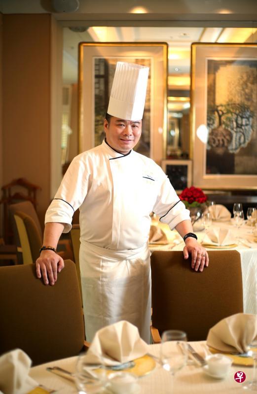 古强师傅把对文学的热爱融入他的烹调里。 古强师傅把对文学的热爱融入他的烹调里。