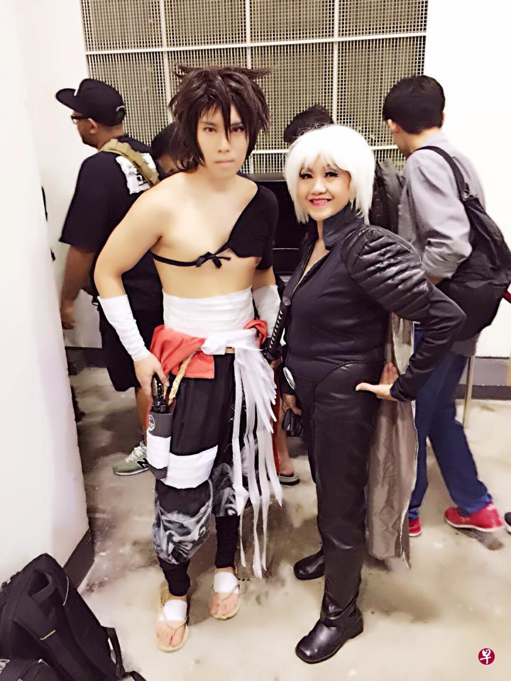 本地最年长的角色扮演阿嬷蔡金莲(右)与儿子谢光耀。(受访者提供) 本地最年长的角色扮演阿嬷蔡金莲(右)与儿子谢光耀。(受访者提供)