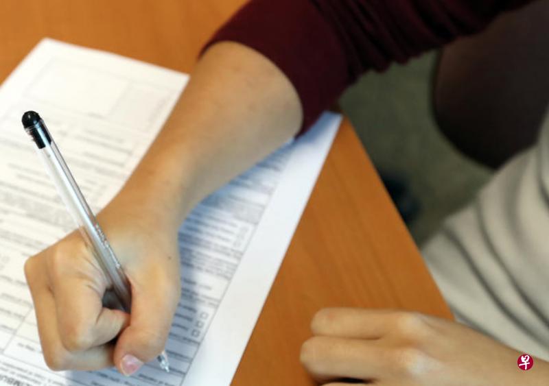 被告夫妇住实龙岗花园,谎报住碧山。(示范照) 被告夫妇住实龙岗花园,谎报住碧山。(示范照)