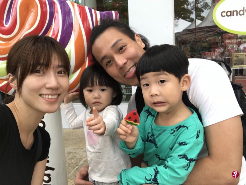 庞蕾馨（左一）与夫婿陈邦鋆在日常生活中训练孩子理财观念，让孩子懂得知足惜福。