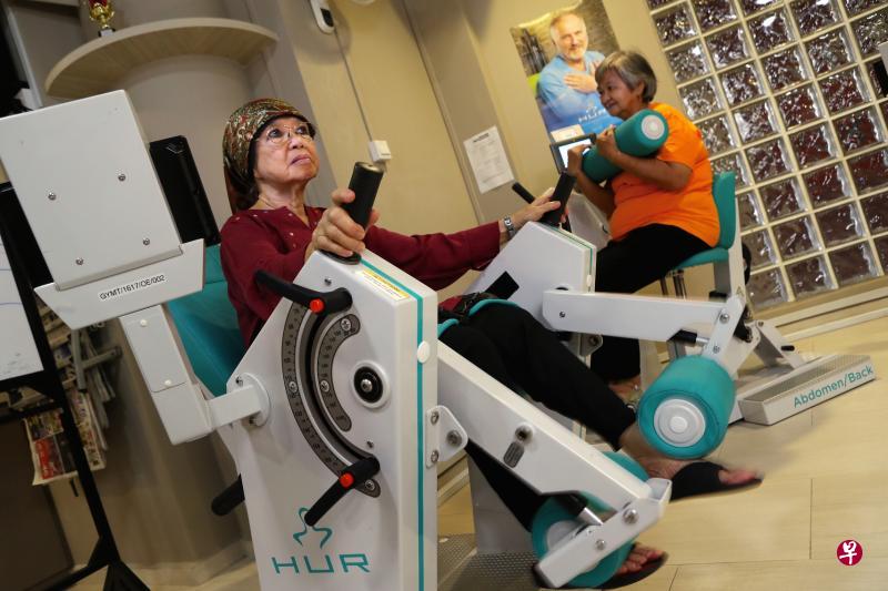 诺莉玛(左)和陈亚礼每周都到大巴窑这间关怀乐龄活动中心使用健身器材,保持身体强健。(陈来福摄) 诺莉玛(左)和陈亚礼每周都到大巴窑这间关怀乐龄活动中心使用健身器材,保持身体强健。(陈来福摄)