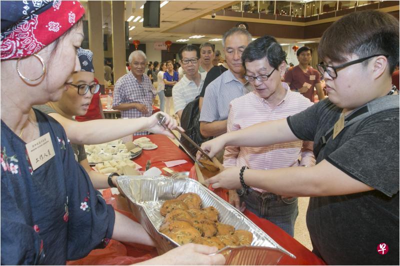 美食节的福州蛎饼特别受到福州乡亲和民众的喜爱。(熊俊华摄) 美食节的福州蛎饼特别受到福州乡亲和民众的喜爱。(熊俊华摄)
