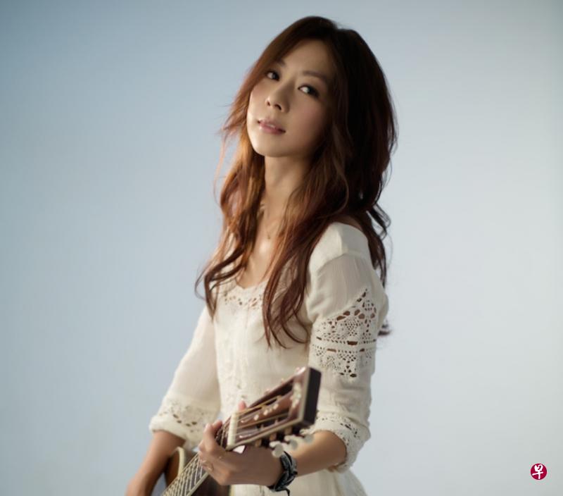 陈绮贞回归初心,以一把吉他弹唱。(ONE Production提供) 陈绮贞回归初心,以一把吉他弹唱。(ONE Production提供)