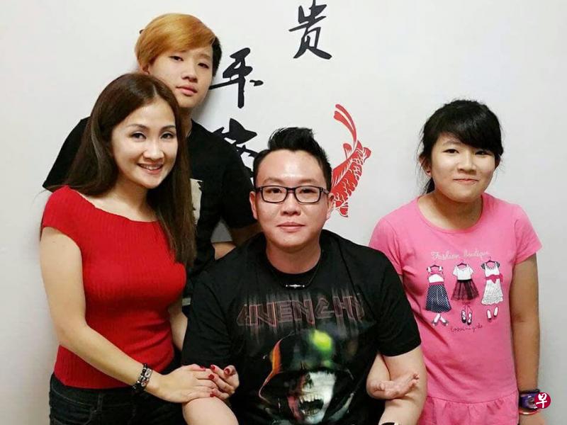蔡建忠前年37岁生日时,与家人共同庆祝。(受访者提供) 蔡建忠前年37岁生日时,与家人共同庆祝。(受访者提供)