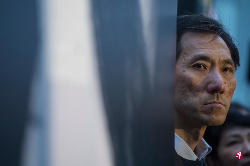 香港立法会补选提名昨天下午截止，姚松炎逃过第二次被“取消资格”的命运。图为前天泛民主派举行的一场集会上，姚松炎在台上准备发言。（法新社）