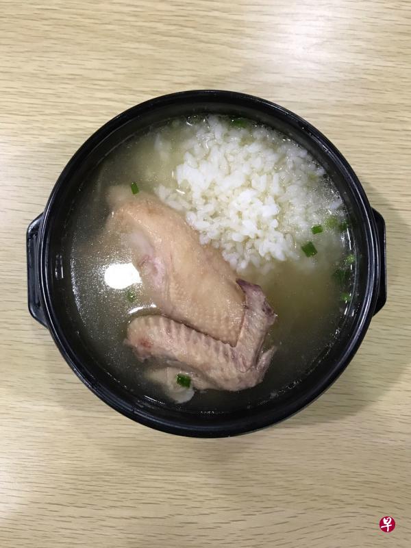 The Quad Cafe的韩国人参鸡汤非常到味。 The Quad Cafe的韩国人参鸡汤非常到味。