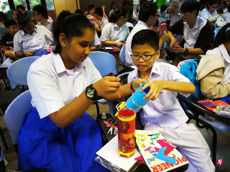 华义异族学生也参与新春环保饰品学习坊。(华义中学提供照片) 华义异族学生也参与新春环保饰品学习坊。(华义中学提供照片)