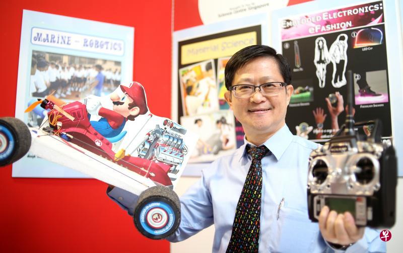 科学馆馆长林直明副教授手中的遥控玩具车,就是与STEM挂钩的最佳实例。(叶振忠摄) 科学馆馆长林直明副教授手中的遥控玩具车,就是与STEM挂钩的最佳实例。(叶振忠摄)