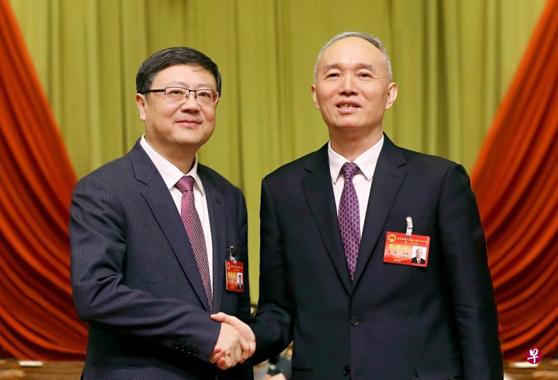 陈吉宁(左)昨天顺利转正成为北京市长后,中共北京市委书记蔡奇与他握手祝贺。(中新社) 陈吉宁(左)昨天顺利转正成为北京市长后,中共北京市委书记蔡奇与他握手祝贺。(中新社)