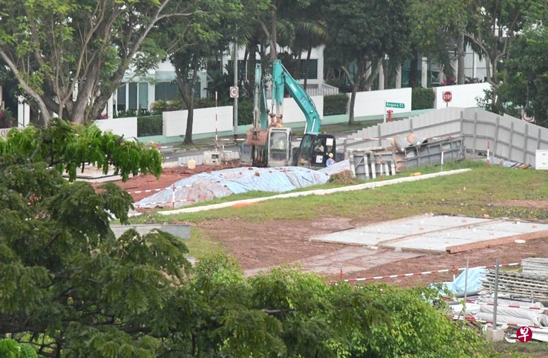 建筑工人在女皇镇一处工地,挖出一具相信有百年历史的棺木。(蔡振鸿摄) 建筑工人在女皇镇一处工地,挖出一具相信有百年历史的棺木。(蔡振鸿摄)