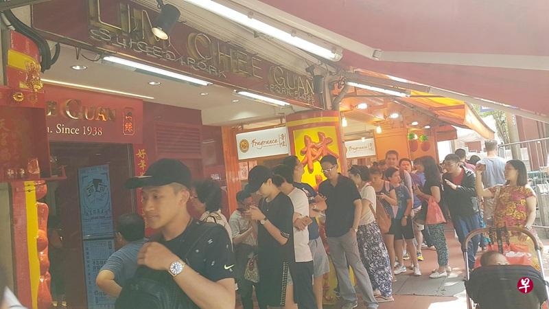 老字号林志源肉干店上周六就已出现人龙排队买肉干。(档案照) 老字号林志源肉干店上周六就已出现人龙排队买肉干。(档案照)