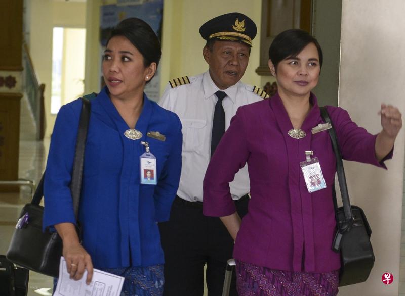 班达亚齐国际机场的机组人员昨天如常进出,但过了本周这些空姐就不能这样“抛头露面”了。(法新社) 班达亚齐国际机场的机组人员昨天如常进出,但过了本周这些空姐就不能这样“抛头露面”了。(法新社)