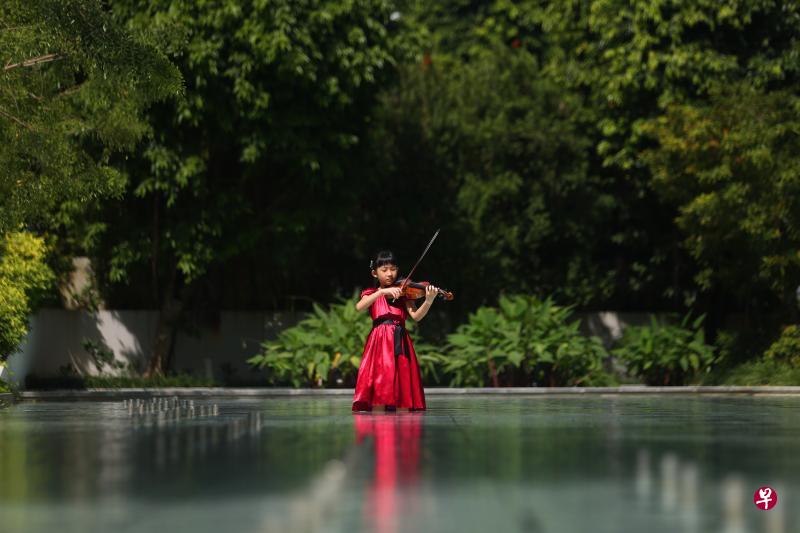 看着公寓底层的浅水池,活泼的蔡珂宜迫不及待要下水拍照。(叶振忠摄) 看着公寓底层的浅水池,活泼的蔡珂宜迫不及待要下水拍照。(叶振忠摄)