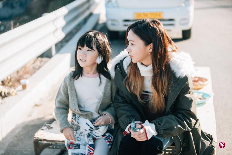 慧娜(左)因害怕失去妈妈子英(李慧英饰,右),隐瞒自己被虐待的事实。(tvN提供) 慧娜(左)因害怕失去妈妈子英(李慧英饰,右),隐瞒自己被虐待的事实。(tvN提供)