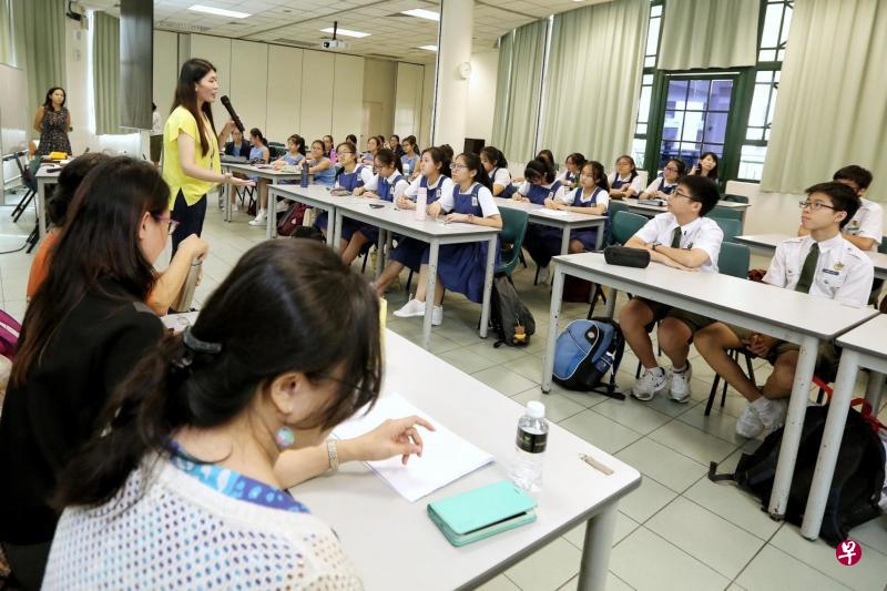 晚晴园教育与推广部主任陈淑文(手握麦克风)在新加坡女子学校为40多名来自圣尼各拉女校、新加坡女子学校,以及公教中学的学生导览员上课,好几名晚晴园义务导览员也在场帮忙。(徐颖荃摄) 晚晴园教育与推广部主任陈淑文(手握麦克风)在新加坡女子学校为40多名来自圣尼各拉女校、新加坡女子学校,以及公教中学的学生导览员上课,好几名晚晴园义务导览员也在场帮忙。(徐颖荃摄)