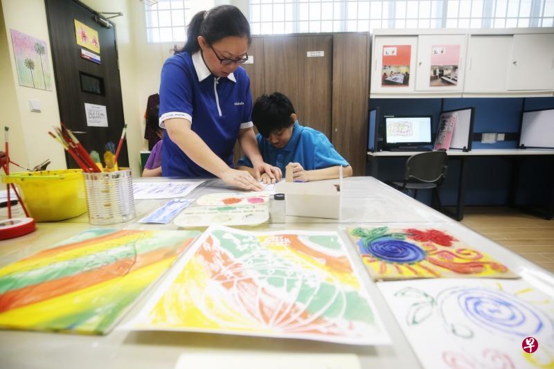 新加坡智障人士福利促进会在义顺一带开设旗下首家以自闭症者为主要服务对象的日间活动中心。除了培训他们的日常生活技能,自闭症者也能上美术课,学习其他技能。(林国明摄) 新加坡智障人士福利促进会在义顺一带开设旗下首家以自闭症者为主要服务对象的日间活动中心。除了培训他们的日常生活技能,自闭症者也能上美术课,学习其他技能。(林国明摄)