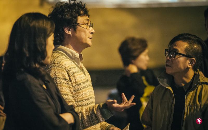吴镇宇(左二)会向导演黄国强(右)极力争取采纳自己的意见。(卫视电影台提供) 吴镇宇(左二)会向导演黄国强(右)极力争取采纳自己的意见。(卫视电影台提供)