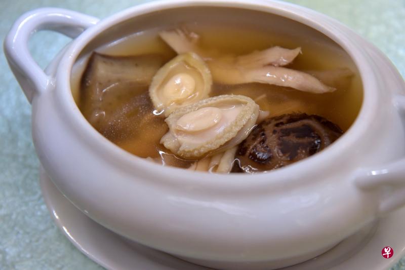 天亮牌供应养殖鲍鱼给本地餐馆,图为经厨师精心烹调的两款鲍鱼佳肴。(林新泰/摄) 天亮牌供应养殖鲍鱼给本地餐馆,图为经厨师精心烹调的两款鲍鱼佳肴。(林新泰/摄)