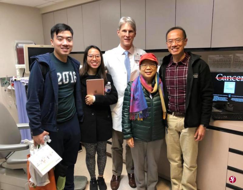 杨荣文(右一)在面簿贴上他和妻子(右二),以及两名子女的照片,向癌症中心的医生表示感谢。(取自杨荣文面簿) 杨荣文(右一)在面簿贴上他和妻子(右二),以及两名子女的照片,向癌症中心的医生表示感谢。(取自杨荣文面簿)