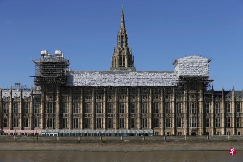 英国议会下院议员表决赞成暂时搬离议会所在地威斯敏斯特宫,为启动耗资数十亿英镑的修缮工程铺路。(档案照) 英国议会下院议员表决赞成暂时搬离议会所在地威斯敏斯特宫,为启动耗资数十亿英镑的修缮工程铺路。(档案照)