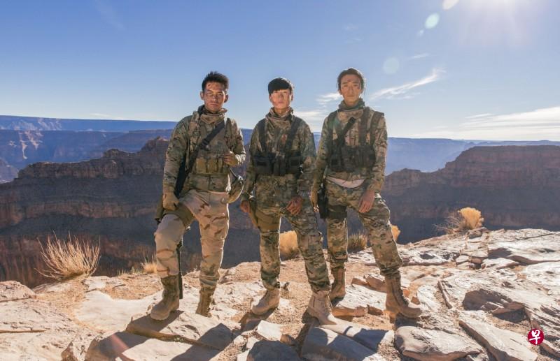 林俊杰(中)美国大峡谷拍摄新歌MV,邀来张怀秋(右)、张书豪跨刀合作。(华纳音乐) 林俊杰(中)美国大峡谷拍摄新歌MV,邀来张怀秋(右)、张书豪跨刀合作。(华纳音乐)