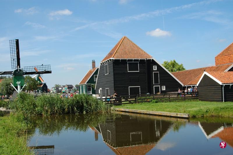 典型的古荷兰农村风貌的农舍。 典型的古荷兰农村风貌的农舍。