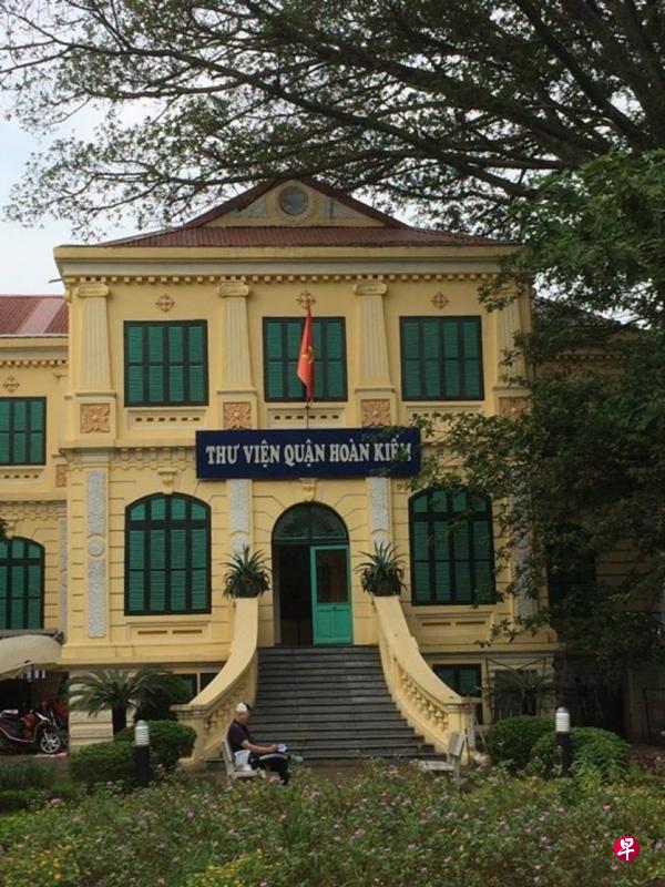 在越南只要懂得华语及对华南方言有点概念,仍能猜出许多字。还剑湖附近看似官方机构的建筑,“Quan”为“馆”,“Hoan Kiem”就是“还剑”。 在越南只要懂得华语及对华南方言有点概念,仍能猜出许多字。还剑湖附近看似官方机构的建筑,“Quan”为“馆”,“Hoan Kiem”就是“还剑”。