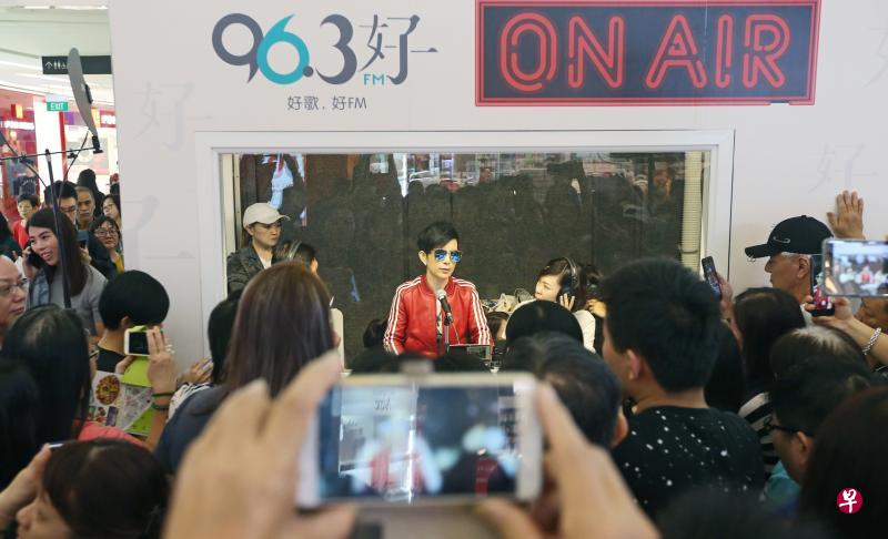 潘美辰在电台96.3好FM移动广播室上节目，吸引公众围观。（梁伟康摄）