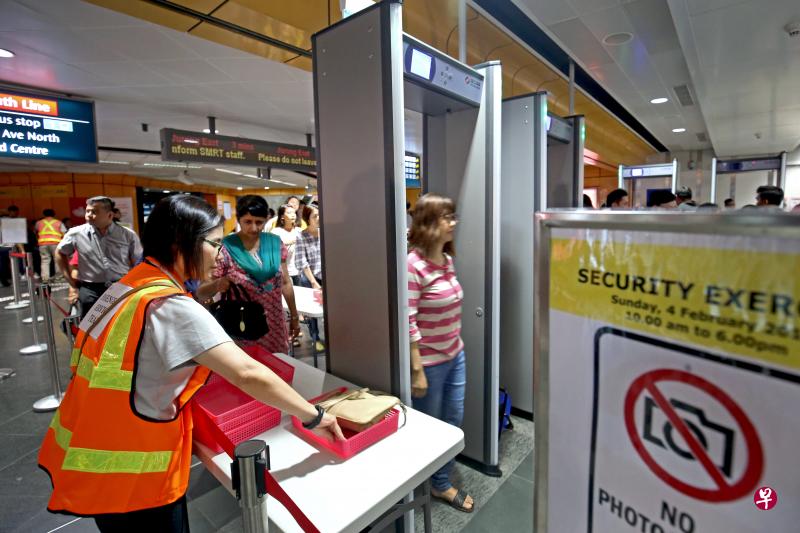 记者约上午11时的现场观察,该站A出入口的收费闸门排了人龙,准备接受安检。(严宣融摄) 记者约上午11时的现场观察,该站A出入口的收费闸门排了人龙,准备接受安检。(严宣融摄)