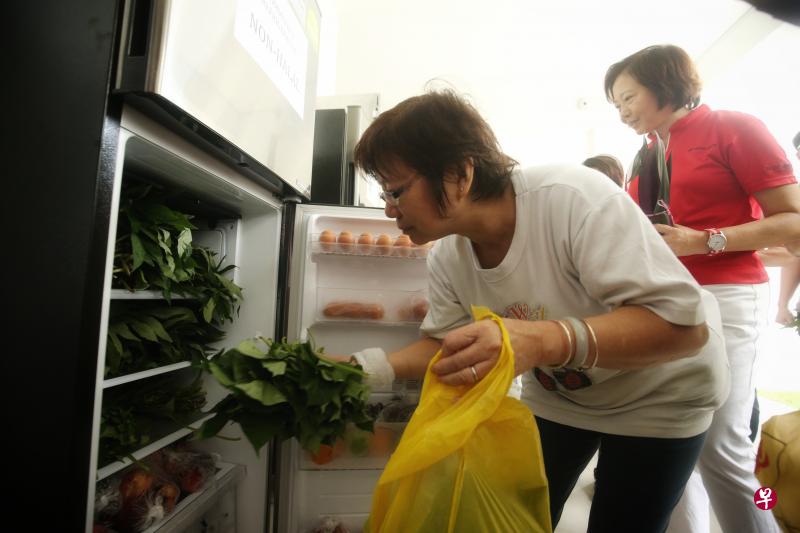 义顺南设置两个“社区冰箱”,帮助租赁组屋居民。(林国明摄) 义顺南设置两个“社区冰箱”,帮助租赁组屋居民。(林国明摄)