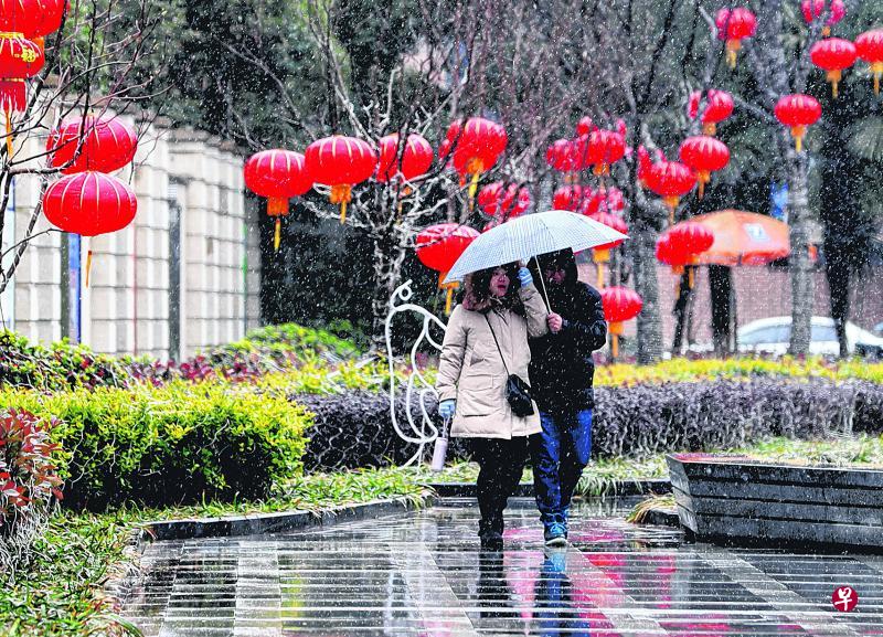天上下着雨夹雪,出门就得打着一把雨伞。图为1月25日,行人走在雪中的上海市区一条步道上。(新华社) 天上下着雨夹雪,出门就得打着一把雨伞。图为1月25日,行人走在雪中的上海市区一条步道上。(新华社)