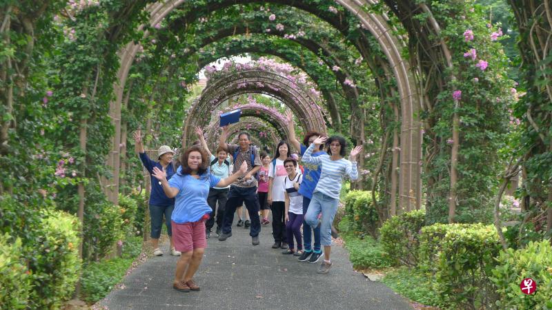 郭永发(中间跳跃者)带领一群徒步者到日本人墓地公园。(受访者提供) 郭永发(中间跳跃者)带领一群徒步者到日本人墓地公园。(受访者提供)