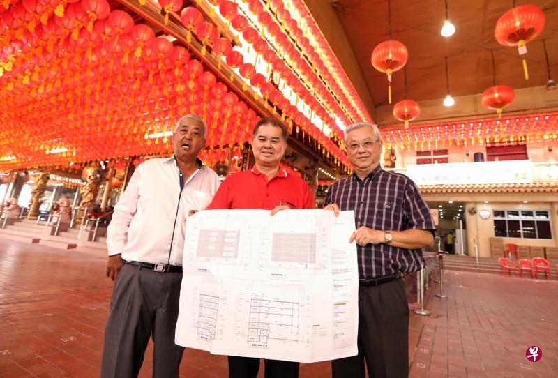 韭菜芭城隍庙重建右边的行政楼,左边神殿不受影响。左起为韭菜芭城隍庙联谊会名誉主席郑建成、总务陈添来和第一副主席林金发。(徐颖荃摄) 韭菜芭城隍庙重建右边的行政楼,左边神殿不受影响。左起为韭菜芭城隍庙联谊会名誉主席郑建成、总务陈添来和第一副主席林金发。(徐颖荃摄)